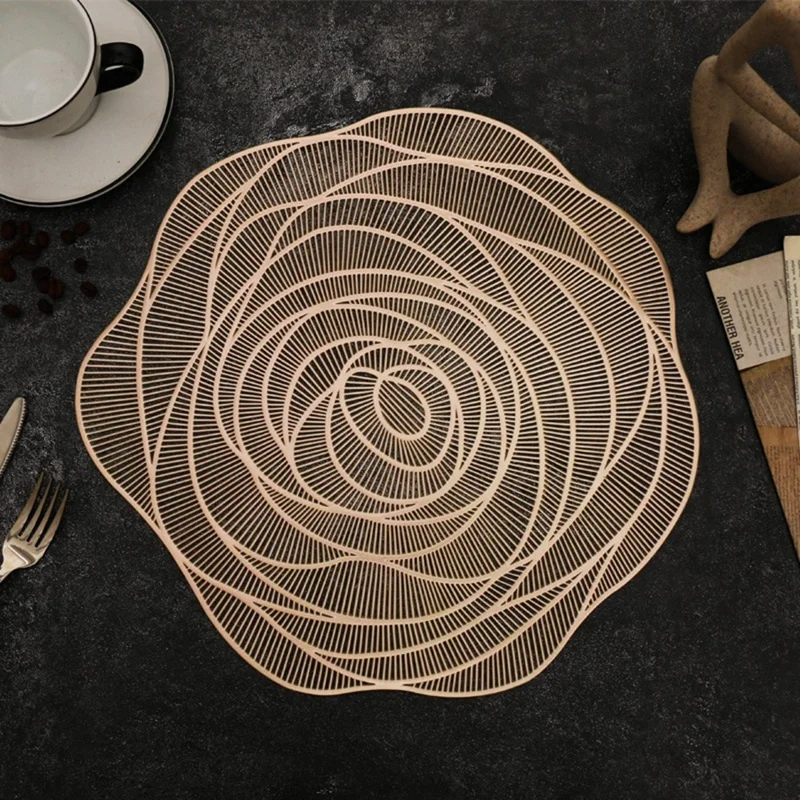 Sous-verre élégant de 38 cm avec motif rose ajouré en PVC doré rose, isolation thermique, pour salle à manger et restaurant