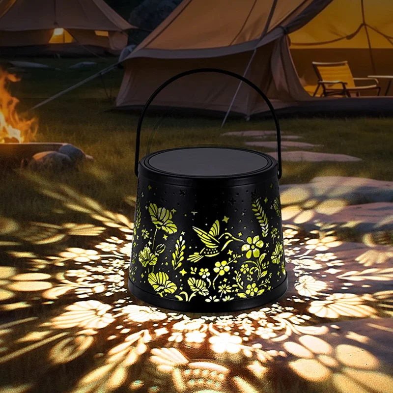 Lampe décorative solaire d'extérieur en forme de bouteille de vin avec motif d'oiseau et de fleur ajouré, créant une atmosphère suspendue