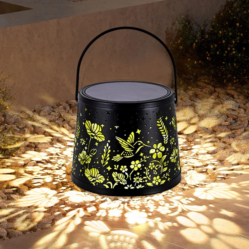 Lampe décorative solaire d'extérieur en forme de bouteille de vin avec motif d'oiseau et de fleur ajouré, créant une atmosphère suspendue