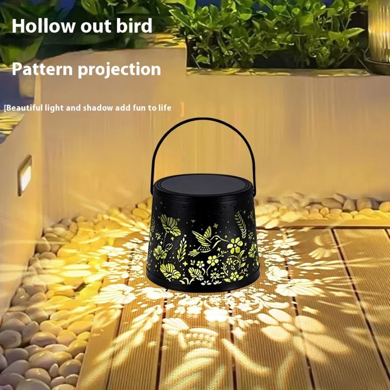 Lampe décorative solaire d'extérieur en forme de bouteille de vin avec motif d'oiseau et de fleur ajouré, créant une atmosphère suspendue
