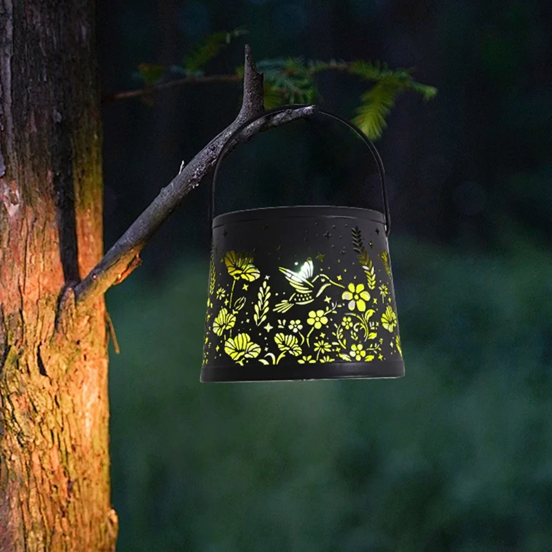 Lampe décorative solaire d'extérieur en forme de bouteille de vin avec motif d'oiseau et de fleur ajouré, créant une atmosphère suspendue