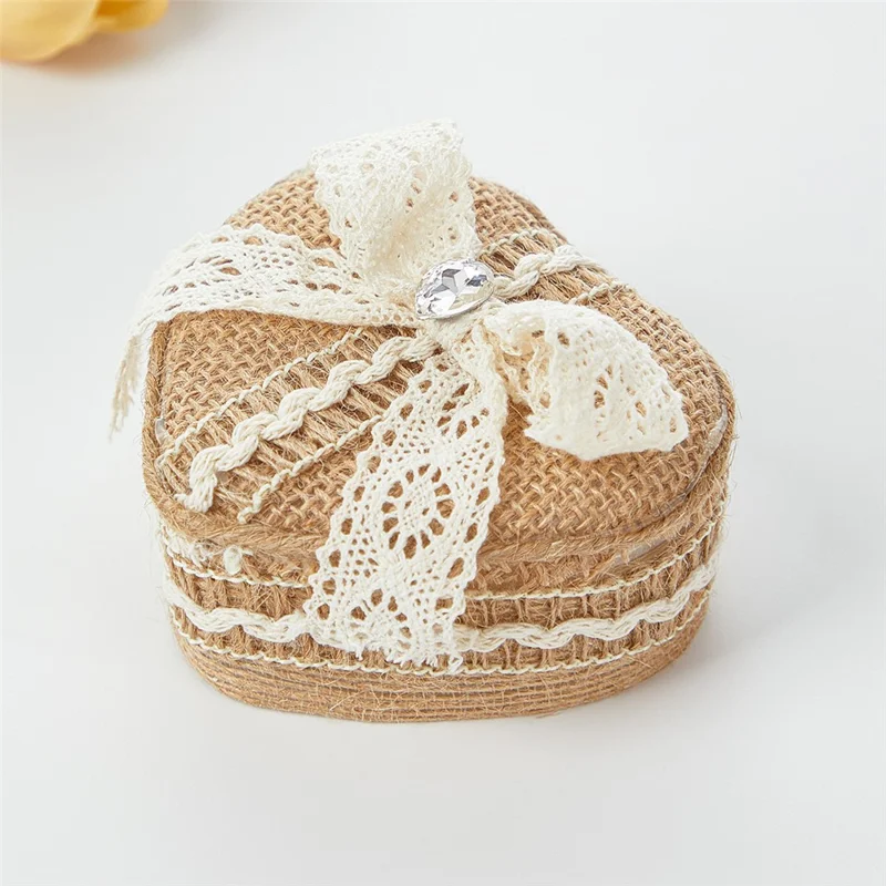 Scatola per Anelli a Forma di Cuore in Tela Grezza con Nastro di Pizzo, Scatola per Anelli Rustica per Cerimonia di Matrimonio