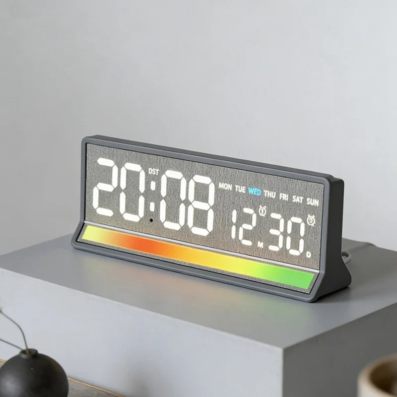 ساعة منبّه رقمية بإضاءة LED كبيرة، عرض صوتي ملون RGB، منفذ إخراج USB، ساعة مكتبية لعرض الوقت والتاريخ والأسبوع ودرجة الحرارة - 6675 / هيكل أسود وإضاءة بيضاء