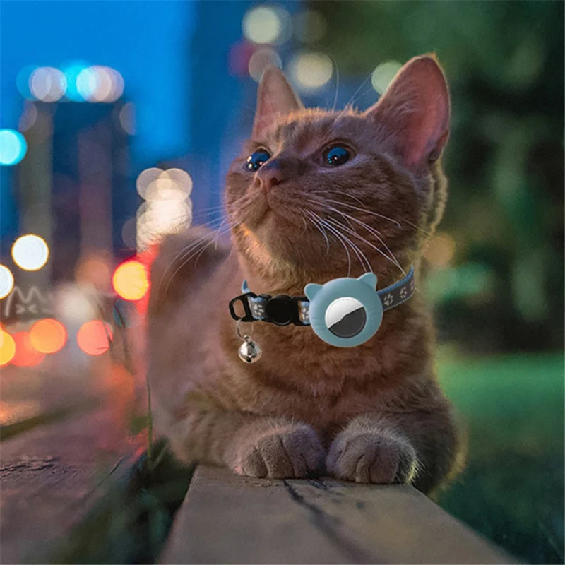 Collare per Animali Domestici Regolabile per Gatti e Cani con Copertura Protettiva in Silicone per Tracker AirTag di Apple - Forma di Orecchie di Gatto / Blu