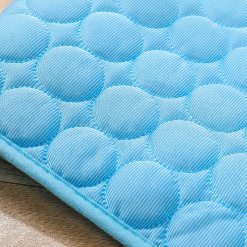 Tapis de refroidissement pour animaux de compagnie de taille L, couverture de canapé autorefioidissante et antidérapante pour chien et chat, 70 x 55 cm - Bleu