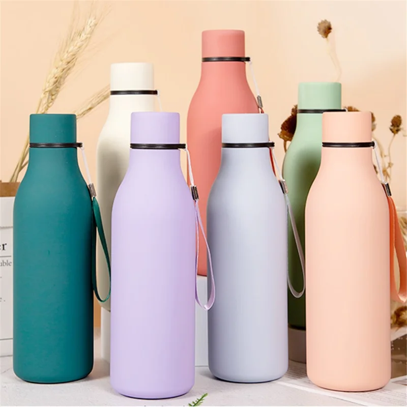 Bottiglia d'acqua isolata sottovuoto da 550 ml, tazza in acciaio inossidabile 304 con cordino (senza BPA, con FDA) - Blu marina