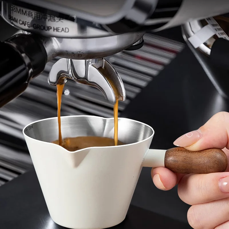 Bicchiere per caffè espresso con manico in noce 120ML Tazza da misurazione in acciaio inossidabile con beccuccio e scala per barista - Beige