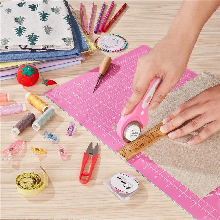 Coupe-tissu rotatif de sécurité de 45 mm avec manche ergonomique en cuir / Outil de couture avec 4 lames droites + 1 pointillée + 2 ondulées - Rose