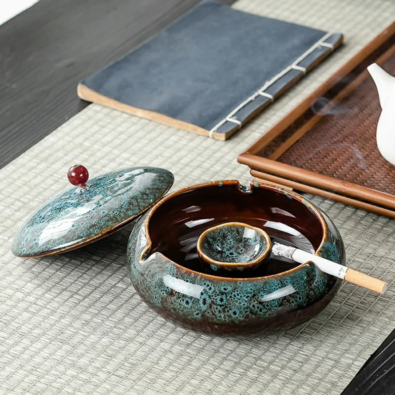 Cenicero de Cerámica con Tapa de Tres Ranuras, Diseño Creativo y Elegante, Interior Curvo sin Humo, Color Azul Horno