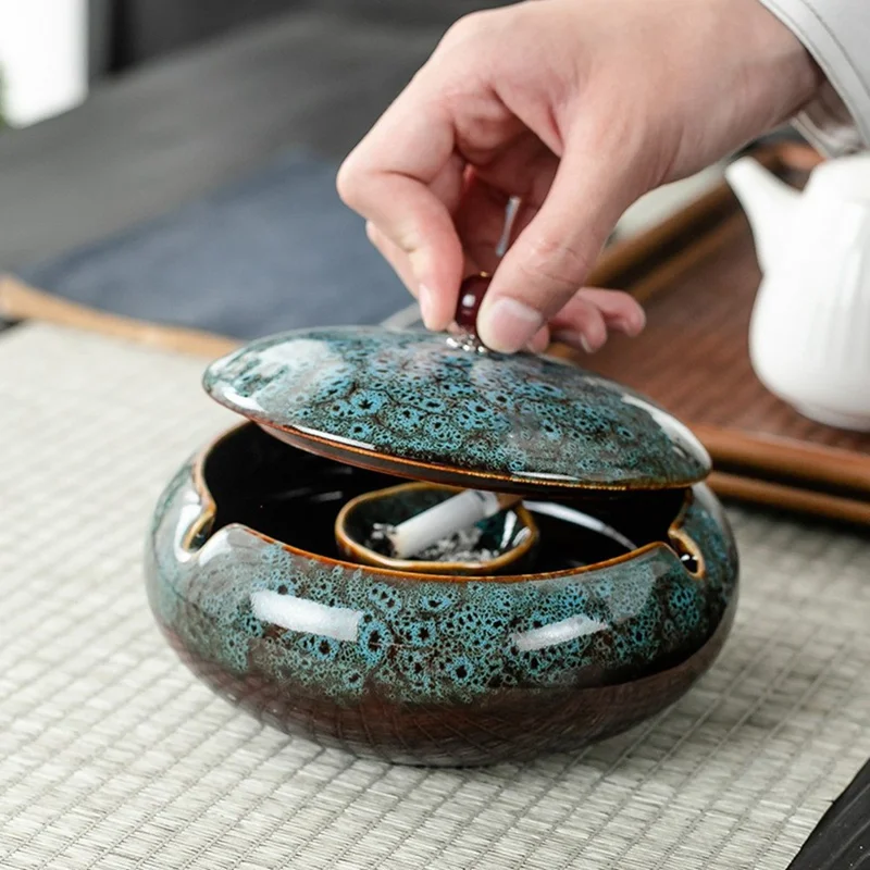 Cenicero de Cerámica con Tapa de Tres Ranuras, Diseño Creativo y Elegante, Interior Curvo sin Humo, Color Azul Horno