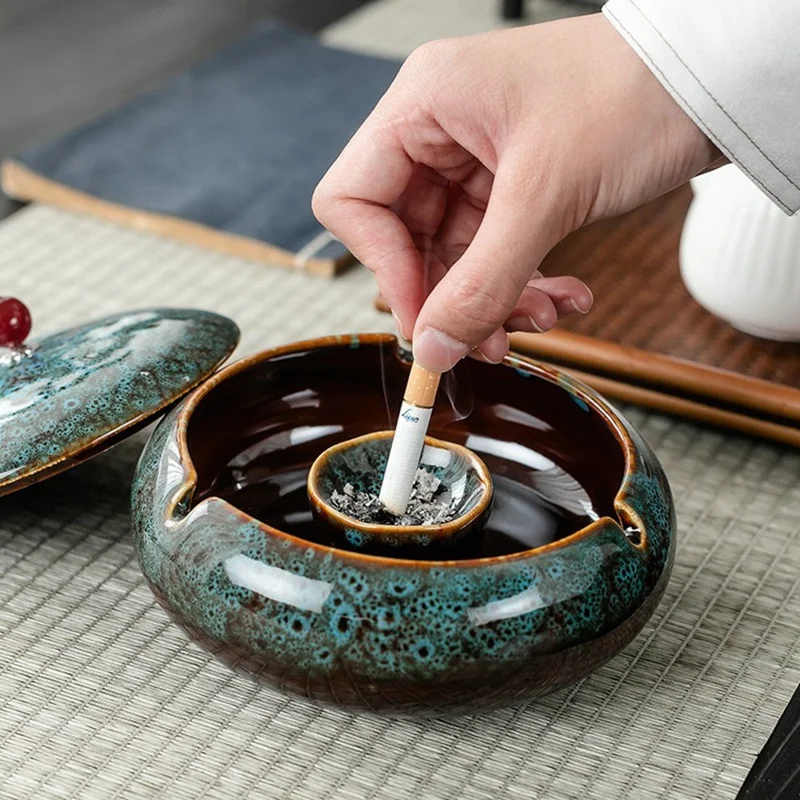 Cenicero de Cerámica con Tapa de Tres Ranuras, Diseño Creativo y Elegante, Interior Curvo sin Humo, Color Azul Horno