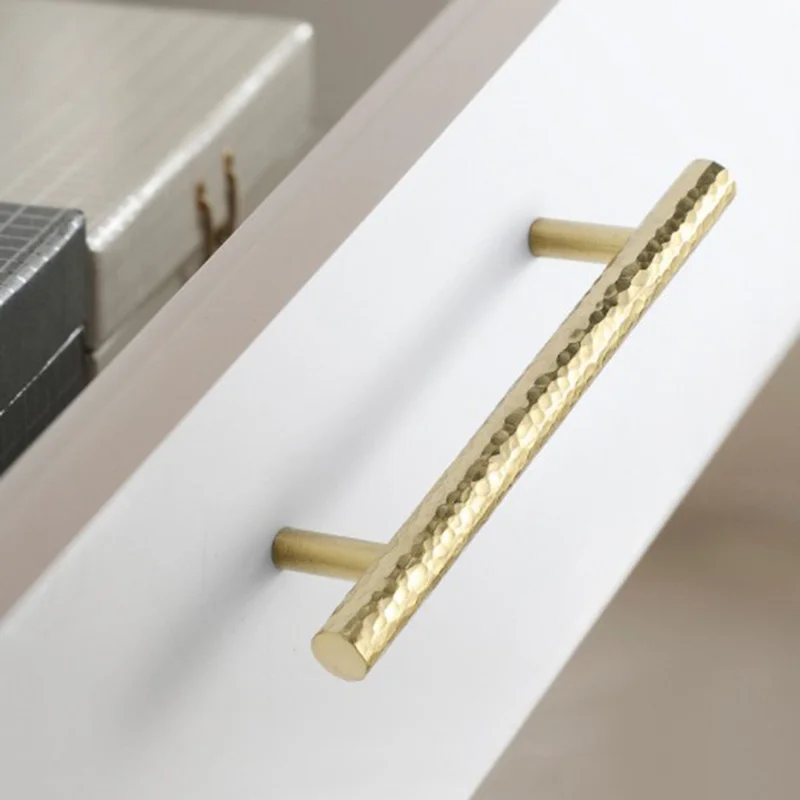 Uchwyt do szuflad z teksturą kowana, odstęp otworów 96 mm, styl europejski, brązowy, do szaf i szuflad