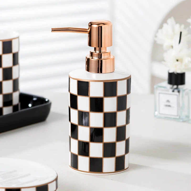 Ensemble de 4 Pièces / Set Accessoires de Salle de Bain en Céramique à Motif à Carreaux : Support de Brosse à Dents, Porte-Savon, Distributeur de Lotion et Gobelet de Rinçage