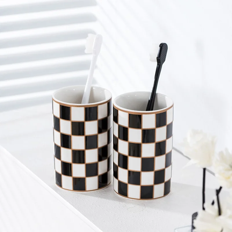 Ensemble de 4 Pièces / Set Accessoires de Salle de Bain en Céramique à Motif à Carreaux : Support de Brosse à Dents, Porte-Savon, Distributeur de Lotion et Gobelet de Rinçage