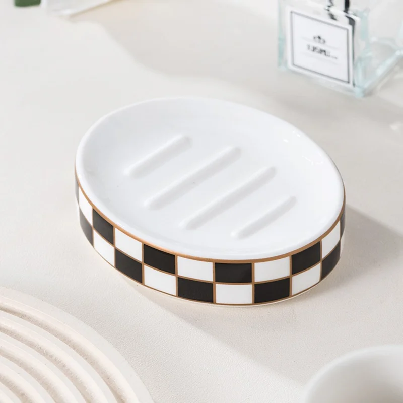 Ensemble de 4 Pièces / Set Accessoires de Salle de Bain en Céramique à Motif à Carreaux : Support de Brosse à Dents, Porte-Savon, Distributeur de Lotion et Gobelet de Rinçage