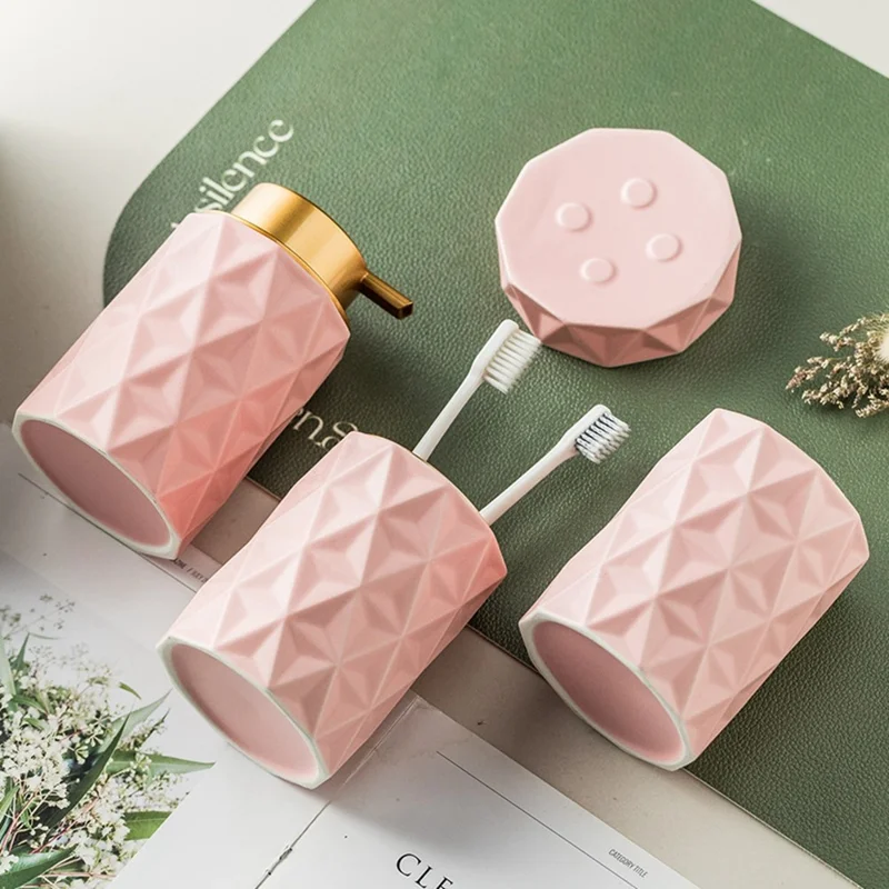 Set da 4 Pezzi di Accessori da Bagno in Ceramica Stile Nordico - Dispenser di Sapone, Porta Spazzolino, Porta Collutorio, Portasapone - Rosa