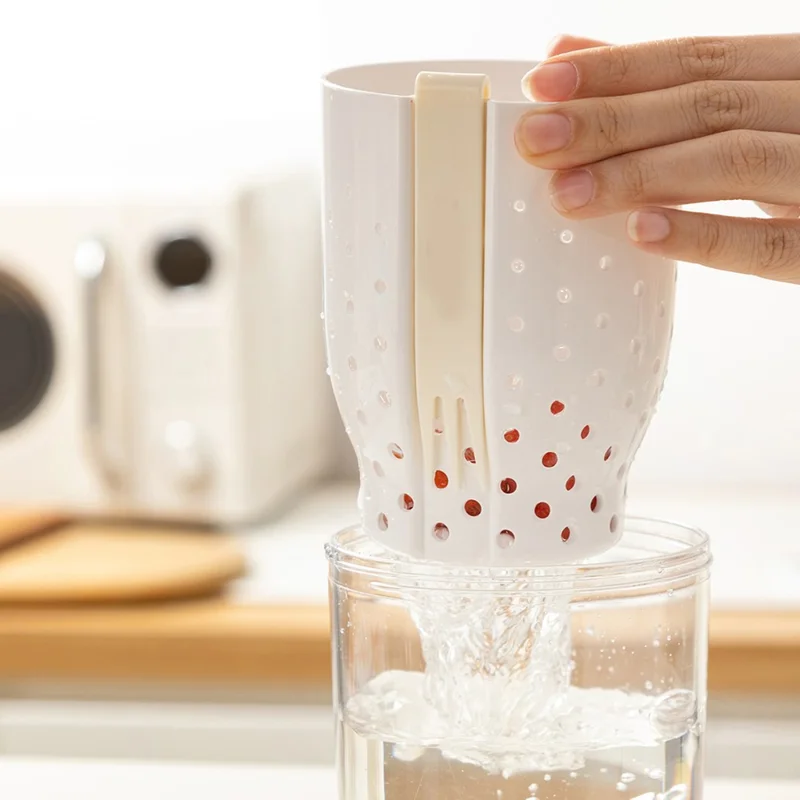 720ml Fruit Cup with Strainer Fork Breakfast Oatmeal Salad Container Portable Outdoor Picnic Milk Cup (BPA-Free, No FDA) - Yellow