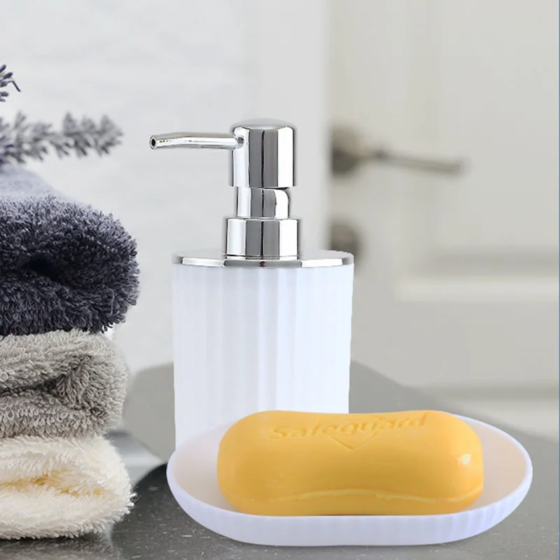 T226-8 Kit de toilette chromé 8 pièces avec poubelle, brosse de toilette, bouteille de lotion, gobelet pour bain de bouche, porte-brosse à dents, porte-savon, contenant pour cotons-tiges et plateau de rangement - Blanc