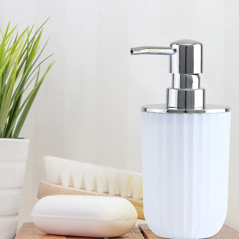 T226-8 Kit de toilette chromé 8 pièces avec poubelle, brosse de toilette, bouteille de lotion, gobelet pour bain de bouche, porte-brosse à dents, porte-savon, contenant pour cotons-tiges et plateau de rangement - Blanc