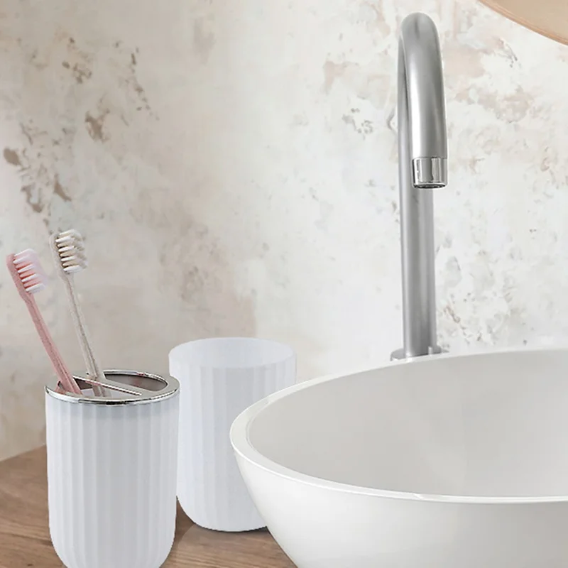 T226-8 Kit de toilette chromé 8 pièces avec poubelle, brosse de toilette, bouteille de lotion, gobelet pour bain de bouche, porte-brosse à dents, porte-savon, contenant pour cotons-tiges et plateau de rangement - Blanc