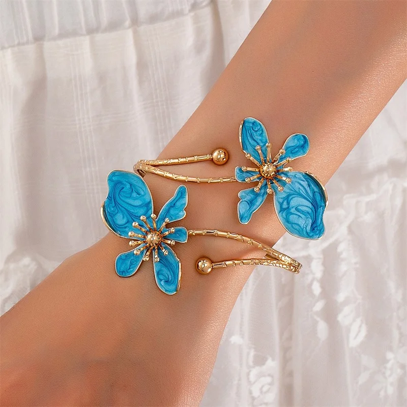 Fashion Open Cuff Armring med Emaille Dobbeltblomst Guldfarvet Armbånd til kvinder - Himmeblå