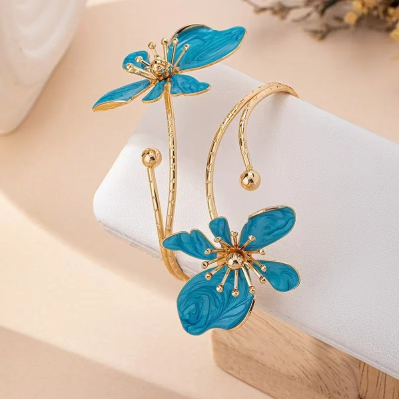 Fashion Open Cuff Armring med Emaille Dobbeltblomst Guldfarvet Armbånd til kvinder - Himmeblå
