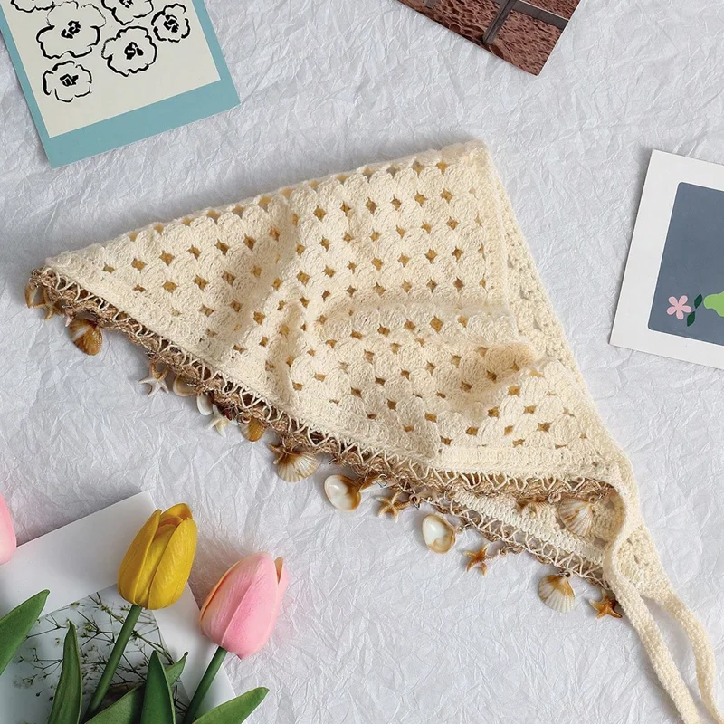 Lenço de Cabeça Triangular Artesanal Bohémio em Crochê de Algodão com Borla de Concha para Férias na Praia - Apriquique