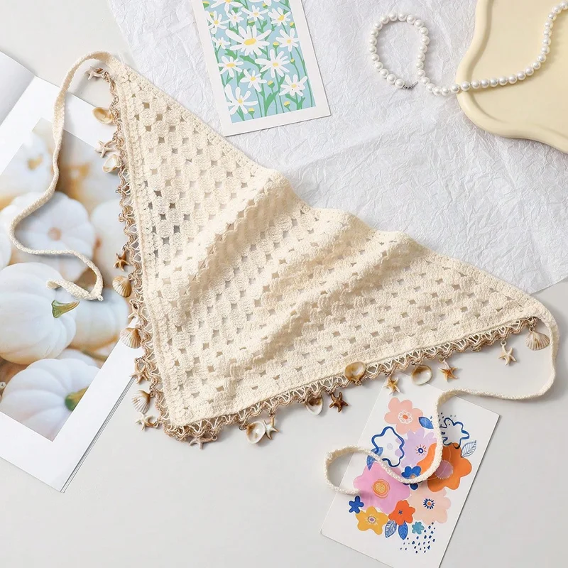 Lenço de Cabeça Triangular Artesanal Bohémio em Crochê de Algodão com Borla de Concha para Férias na Praia - Apriquique