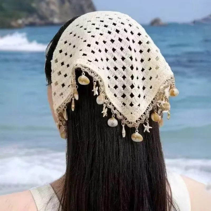 Lenço de Cabeça Triangular Artesanal Bohémio em Crochê de Algodão com Borla de Concha para Férias na Praia - Apriquique