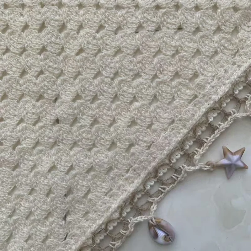 Lenço de Cabeça Triangular Artesanal Bohémio em Crochê de Algodão com Borla de Concha para Férias na Praia - Apriquique