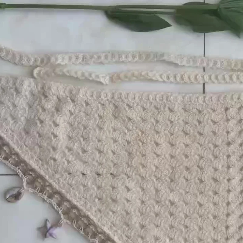 Lenço de Cabeça Triangular Artesanal Bohémio em Crochê de Algodão com Borla de Concha para Férias na Praia - Apriquique
