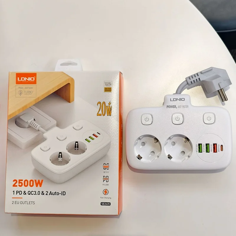LDNIO SE2435 Tira de alimentación con carga rápida PD de 20 W, 2 enchufes CA, 4 puertos USB, interruptor independiente, adaptador de escritorio - Blanco / Enchufe europeo
