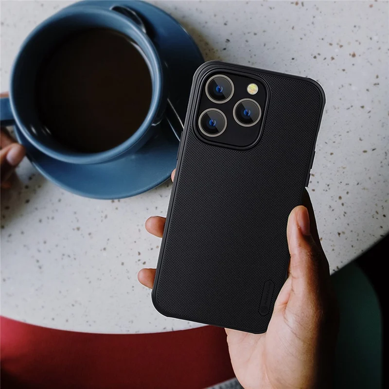 Coque de téléphone NILLKIN Super Frosted Shield Pro pour iPhone 14 Pro Max 6,7 pouces, finition mate anti-rayures en PC et cadre en TPU hybride - Noir