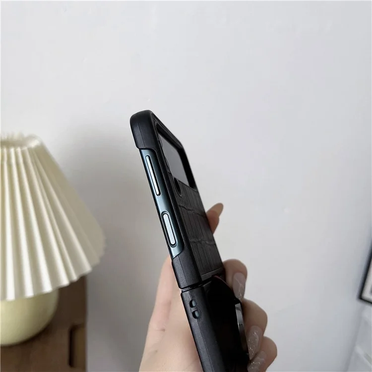 Pour Samsung Galaxy Z Flip4 5G Anti-scratch Crocodile Texture Genuine Leather Coated PC Folding Phone Case with Finger Ring Holder - Black