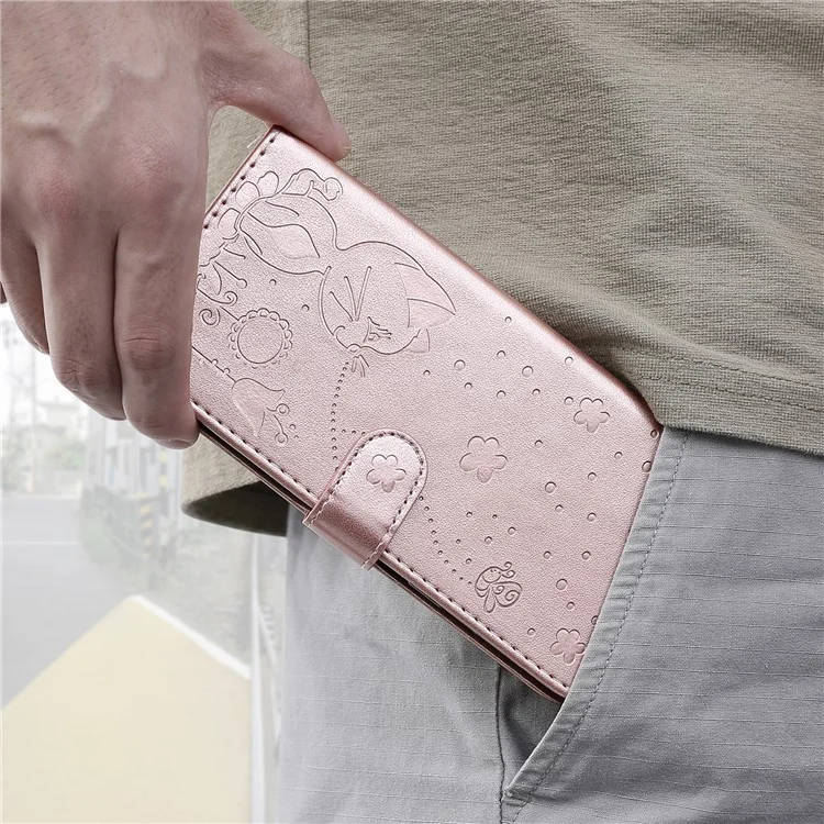 Funda para iPhone 16 Plus de la serie Flower de KT Imprinting - Patrón de gato y abeja, cubierta de cuero, color oro rosa
