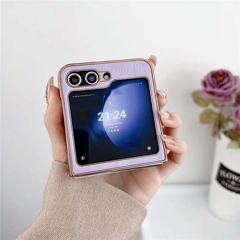 Pour Samsung Galaxy Z Flip6 5G / Z Flip5 5G Étui Revêtement de Cadre Électrolytique Cuir + Texture de Grille PC Housse de Téléphone - Rose