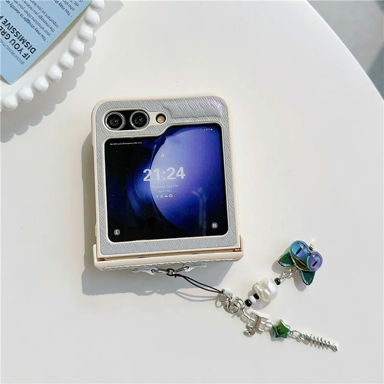 Für Samsung Galaxy Z Flip5 5G Laser Rhombus geprägter Handyhülle PC+PU Leder Cover mit Katzen-Anhänger - Grau