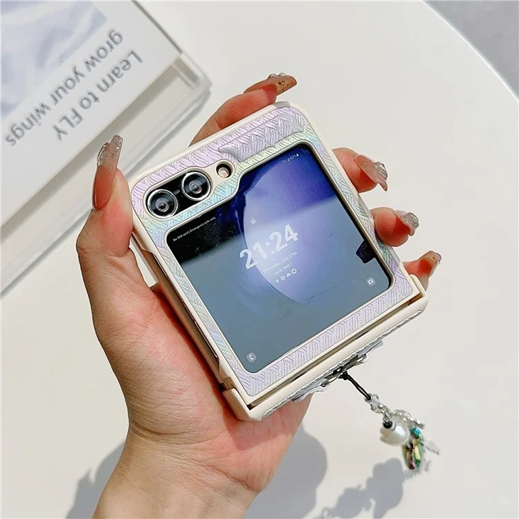 Für Samsung Galaxy Z Flip5 5G Laser Rhombus geprägter Handyhülle PC+PU Leder Cover mit Katzen-Anhänger - Grau