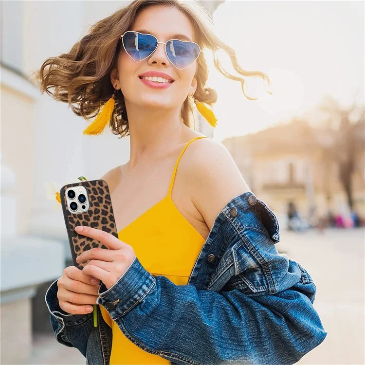Pour iPhone 14 Pro Stylish PU Leather Coated PC+TPU Phone Cover Drop-proof Back Case avec Shoulder Strap - Motif Léopard