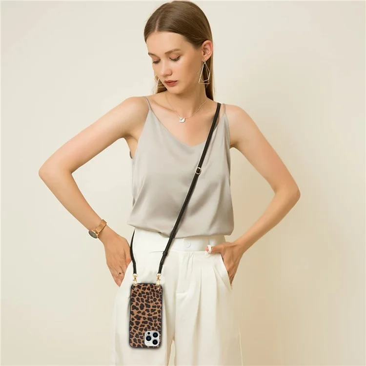 Pour iPhone 14 Pro Stylish PU Leather Coated PC+TPU Phone Cover Drop-proof Back Case avec Shoulder Strap - Motif Léopard