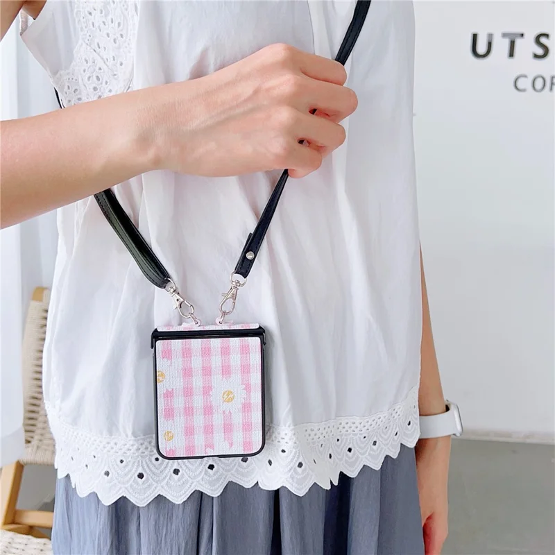 Per Samsung Galaxy Z Flip6 5G Flower and Grids Pattern PU Leather Coated PC Phone Cover with Crossbody Strap - Rosa+Bianco