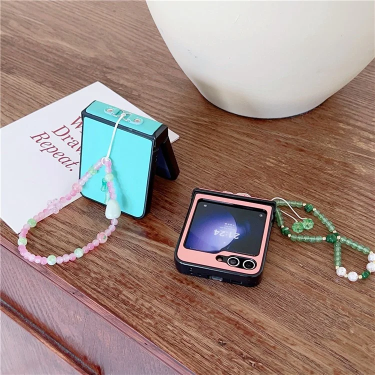 Per Samsung Galaxy Z Flip6 5G Case Skin-Touch Leather Coated Phone Cover con Wrist Bead Chain - Blu