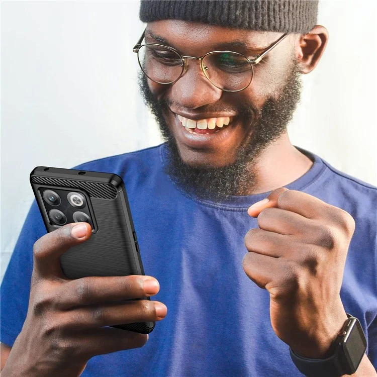 Custodia per telefono con texture in fibra di carbonio per OnePlus 10T 5G, custodia in TPU morbido aderente, anti-polvere e spazzolata - Nero