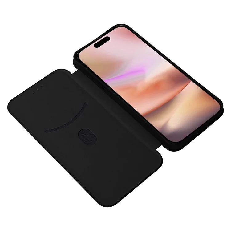 Funda para iPhone 16 de piel sintética con textura de fibra de carbono - Negro