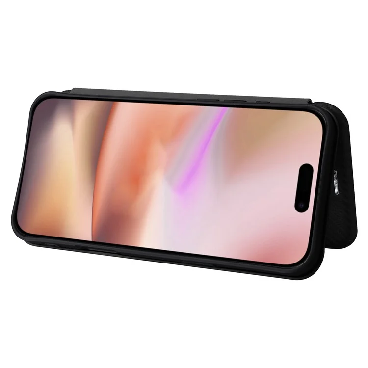 Funda para iPhone 16 de piel sintética con textura de fibra de carbono - Negro