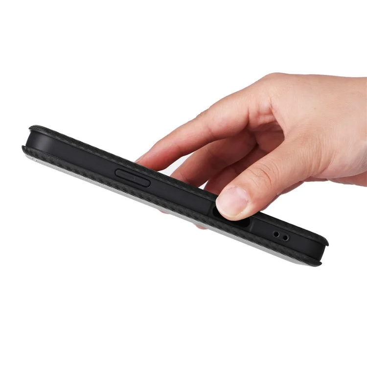 Funda para iPhone 16 de piel sintética con textura de fibra de carbono - Negro