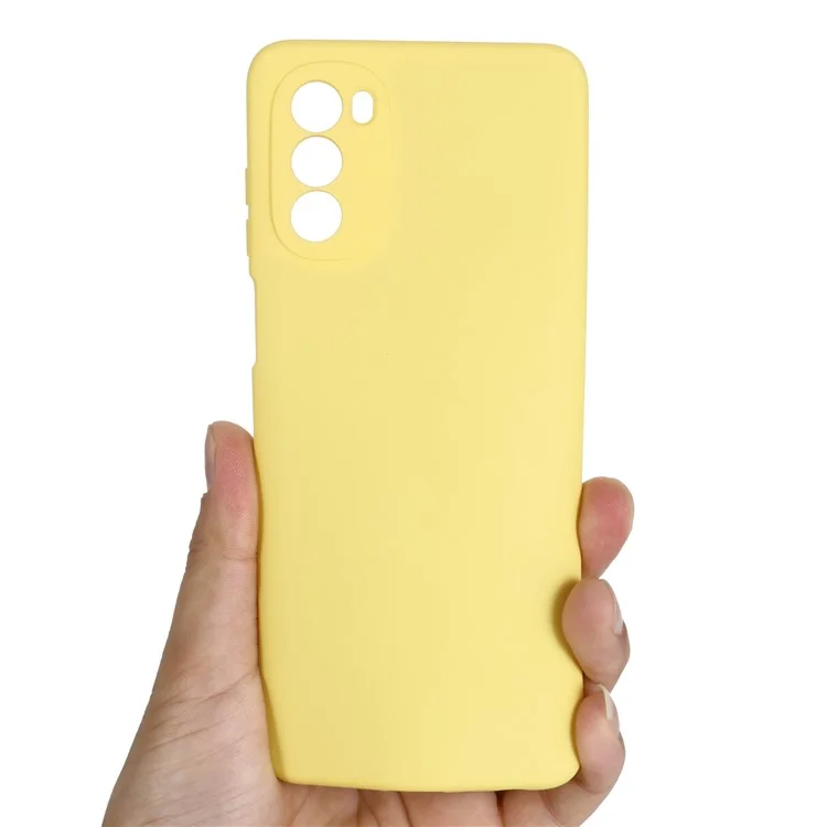 Für Motorola Moto G62 5G Flüssiger Silikon Schocksicheres Schutzhülle Weiche Faserfaser-anti-kratzer-abdeckung Mit Riemen - Gelb