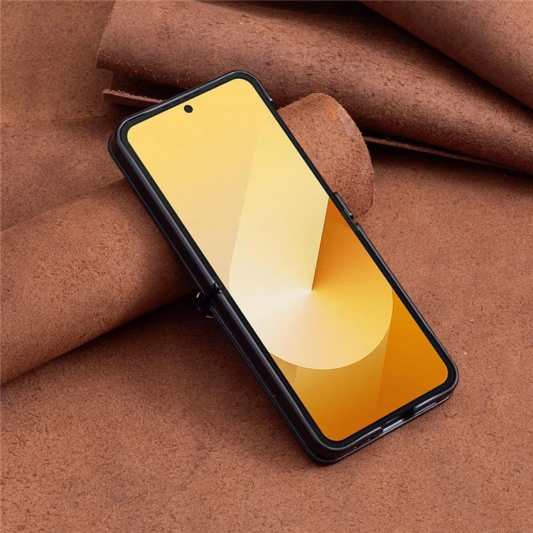 Für Samsung Galaxy Z Flip6 5G / Z Flip5 5G Ledertasche V-Form Griffrückenabdeckung mit Schultergurt - Schwarz