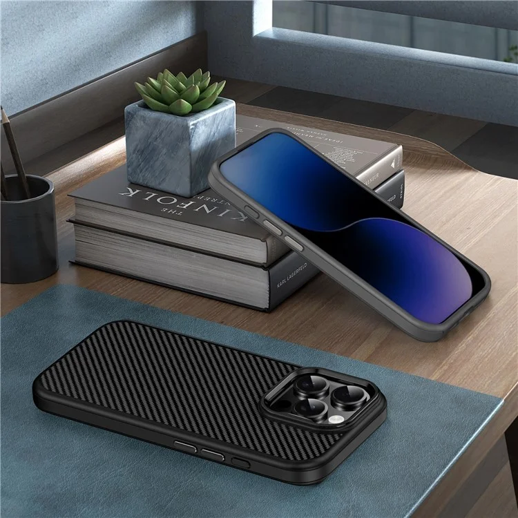 IPAKY Para iPhone 16 Pro Max Carcasa TPU Textura de Fibra de Carbono Cubierta del Teléfono Marco de Lente de Metal - Negro