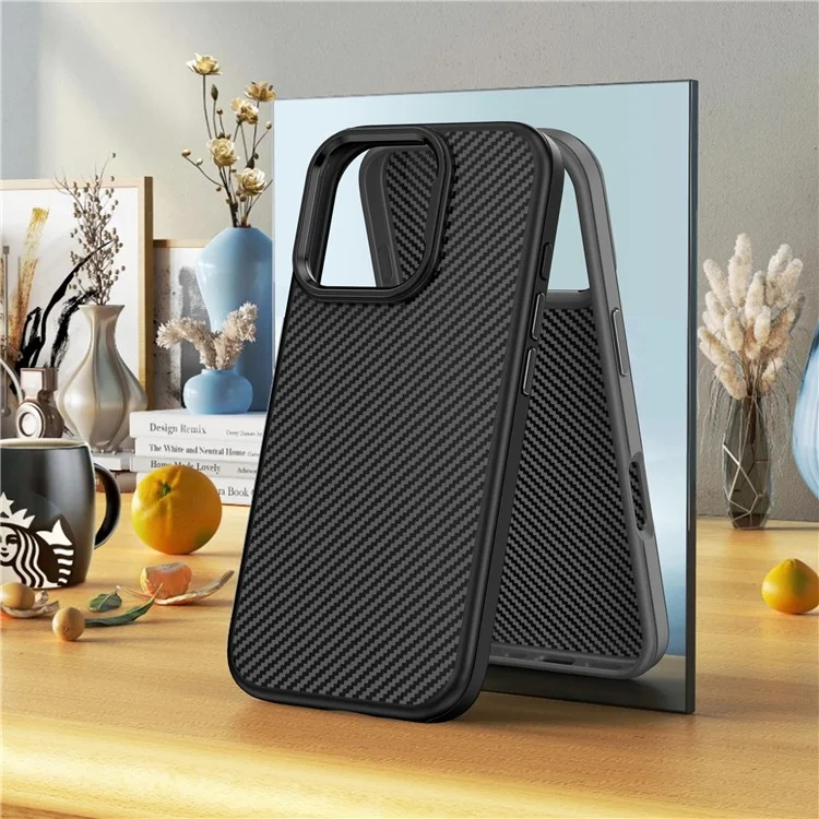 IPAKY Para iPhone 16 Pro Max Carcasa TPU Textura de Fibra de Carbono Cubierta del Teléfono Marco de Lente de Metal - Negro